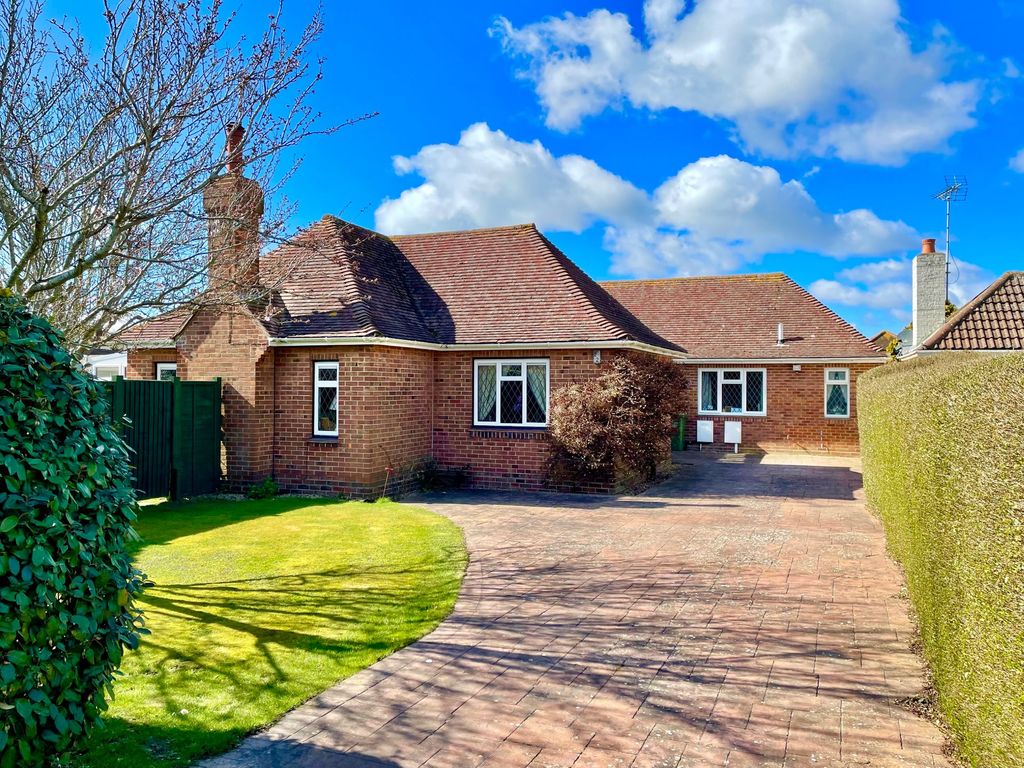 3 bed detached bungalow for sale in Cheam Road, Rustington