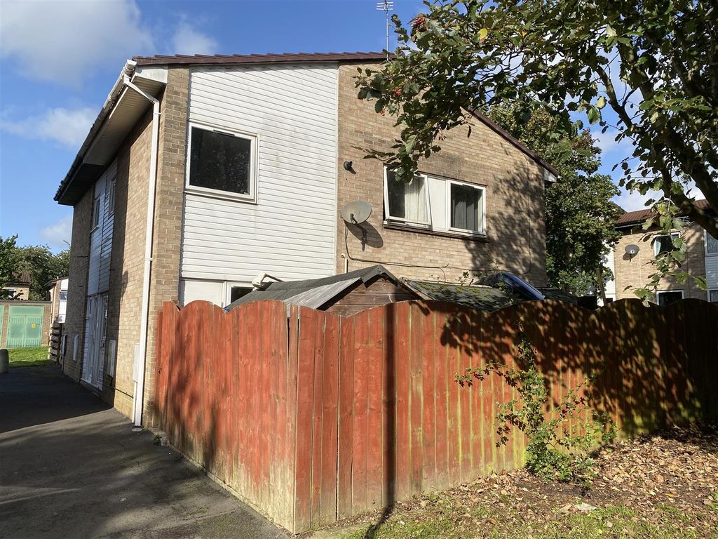 3 bed semidetached house for sale in Hallington Head, Newton Aycliffe