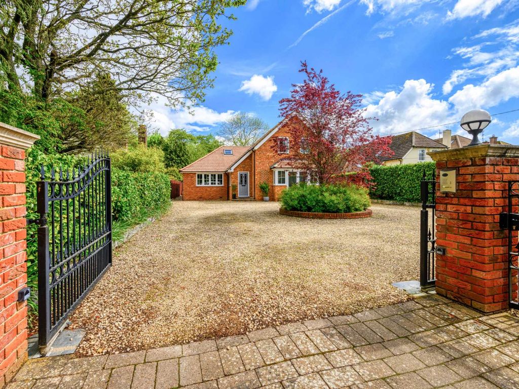 5 bed detached house for sale in Two Trees, Chalkhouse Green Lane