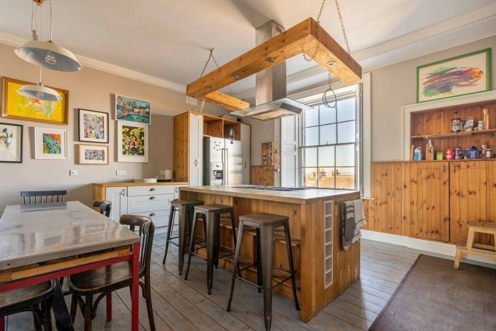 3 bed flat to rent in Albany Street, New Town, Edinburgh EH1, £2,400