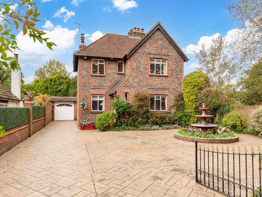 3 bed detached house for sale in Blackberry Lane, Lingfield RH7, £