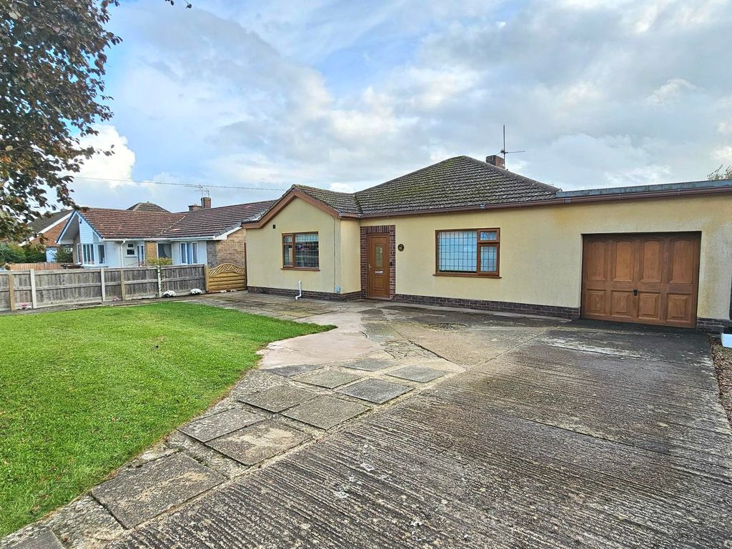 3 bed detached bungalow for sale in Grantham Road, Sleaford NG34, £