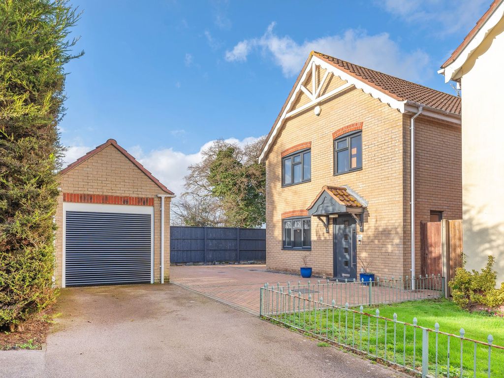 4 bed detached house for sale in The Pastures, Lowestoft NR32, £325,000