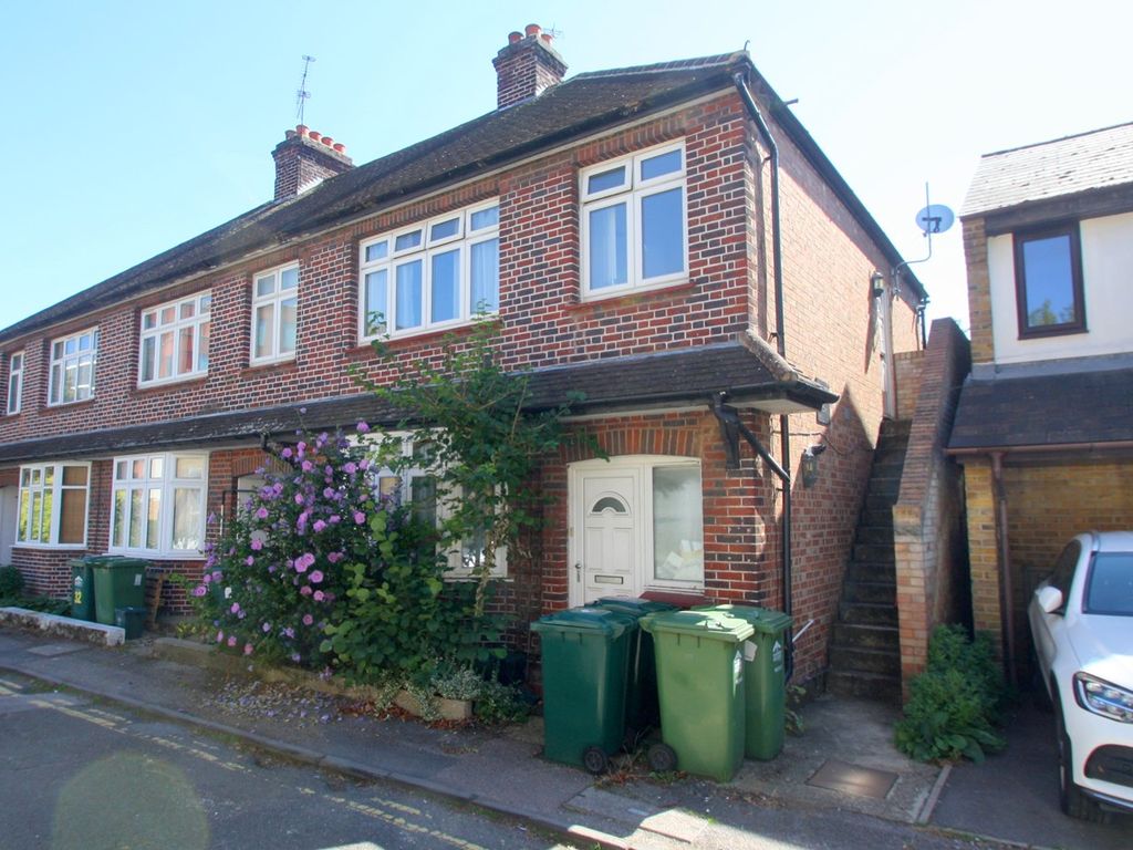 2 bed to rent in Street, StainesUponThames TW18, £