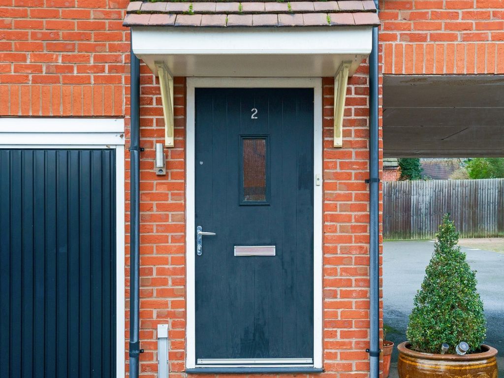 2 bed flat to rent in Market Way, HenleyInArden B95, £995 pcm Zoopla