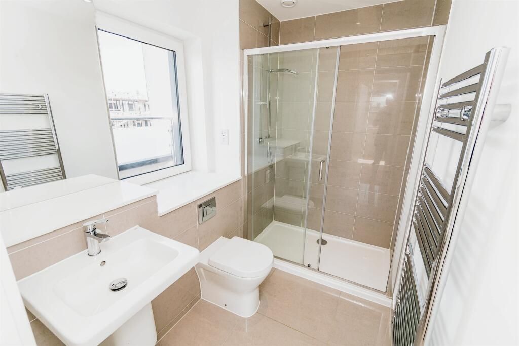 2 bed flat to rent in Meridian Way, Southampton SO14, £1,600 pcm Zoopla