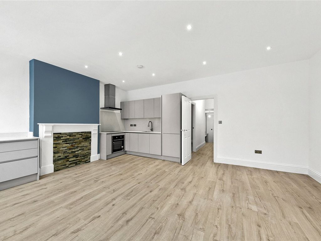 2 bed flat to rent in Richmond Road, East Twickenham, Middlesex TW1, £