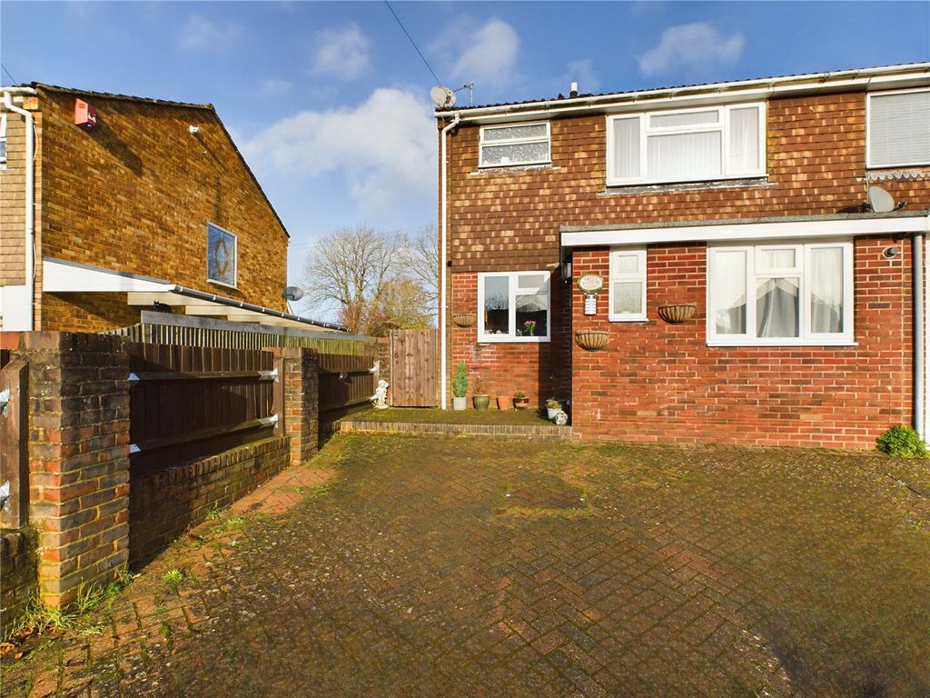 4 bed end terrace house for sale in Barn Close, Albourne, Hassocks