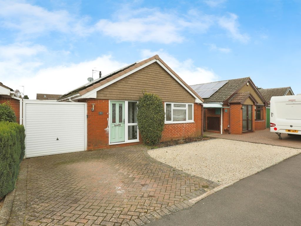 2 bed bungalow for sale in Pine Close, Fernhill Heath, Worcester WR3, £