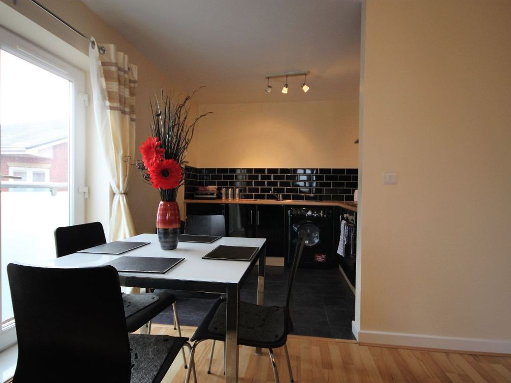 2 bed flat to rent in Flat, Old Harbour Court, Wincolmlee, Hull HU2, £