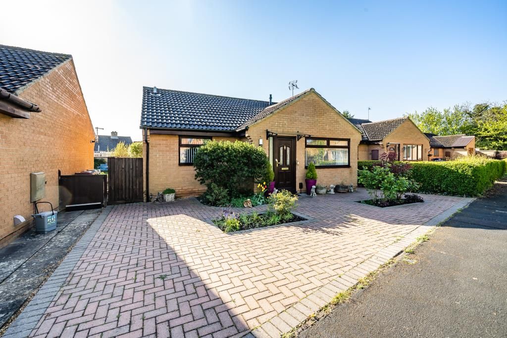 2 bed detached bungalow for sale in Bicester, Oxfordshire OX26, £