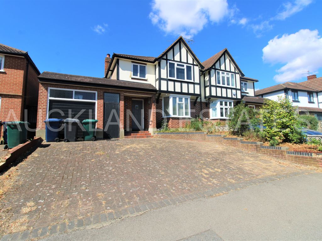 3 bed semidetached house for sale in York Road, New EN5