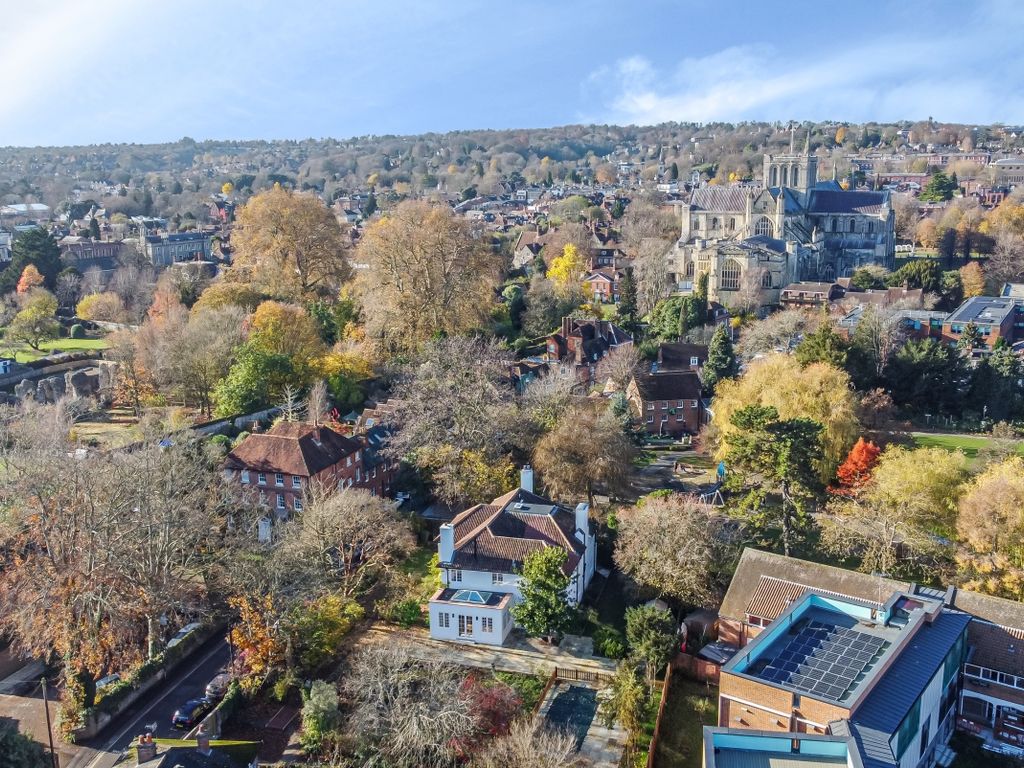 5 bed detached house to rent in Colebrook Street, Winchester SO23, £