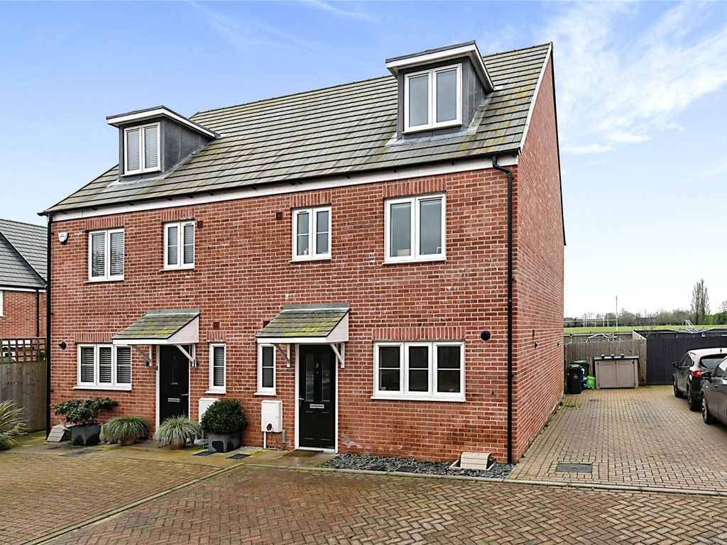 4 bed semidetached house for sale in Pond View, BurnhamOnCrouch