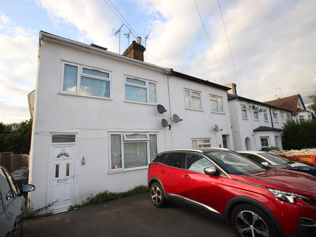 2 bed flat to rent in Victoria Road, EN4, £1,700 pcm Zoopla