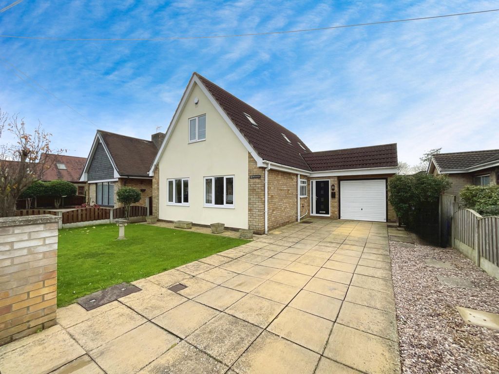 4 bed detached house for sale in Laurold Avenue, Hatfield Woodhouse