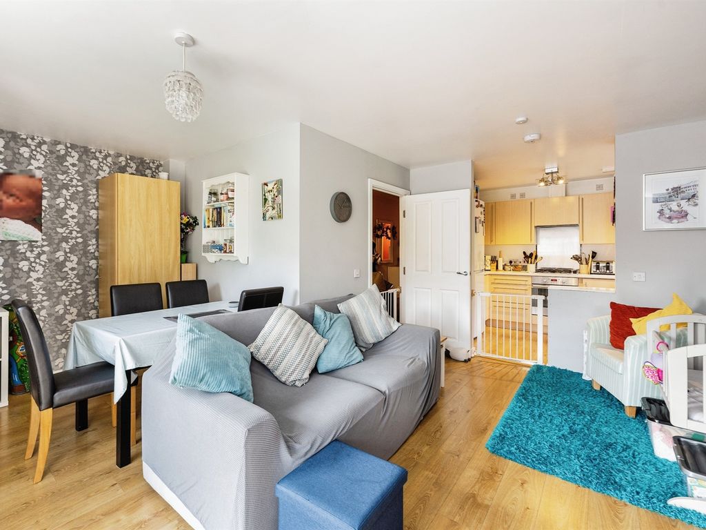 2 bed flat for sale in Wood Green, Bridgend CF31, £90,000 Zoopla