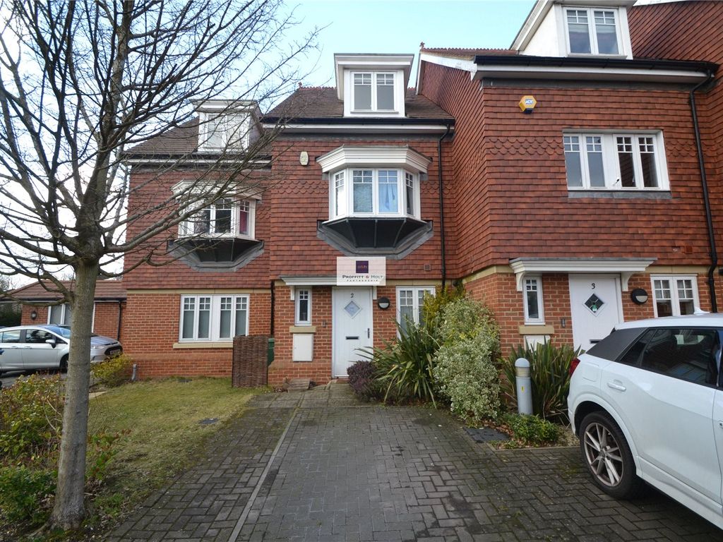 3 bed terraced house to rent in Priory Fields, Watford WD17, £1,995 pcm