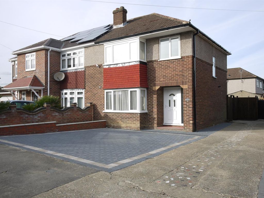 3 bed semidetached house to rent in Roundmoor Drive, Cheshunt, Waltham