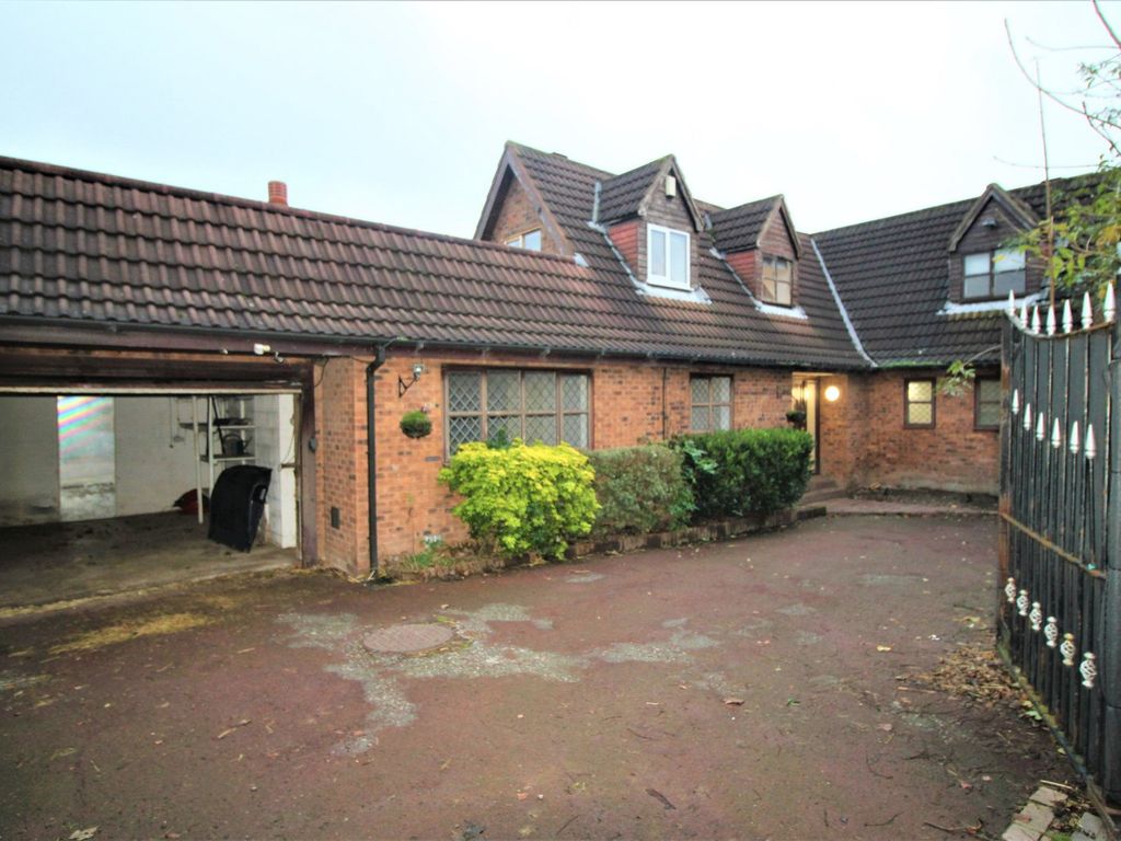 5 bed detached house for sale in Sunnydale Park, Ossett, West Yorkshire