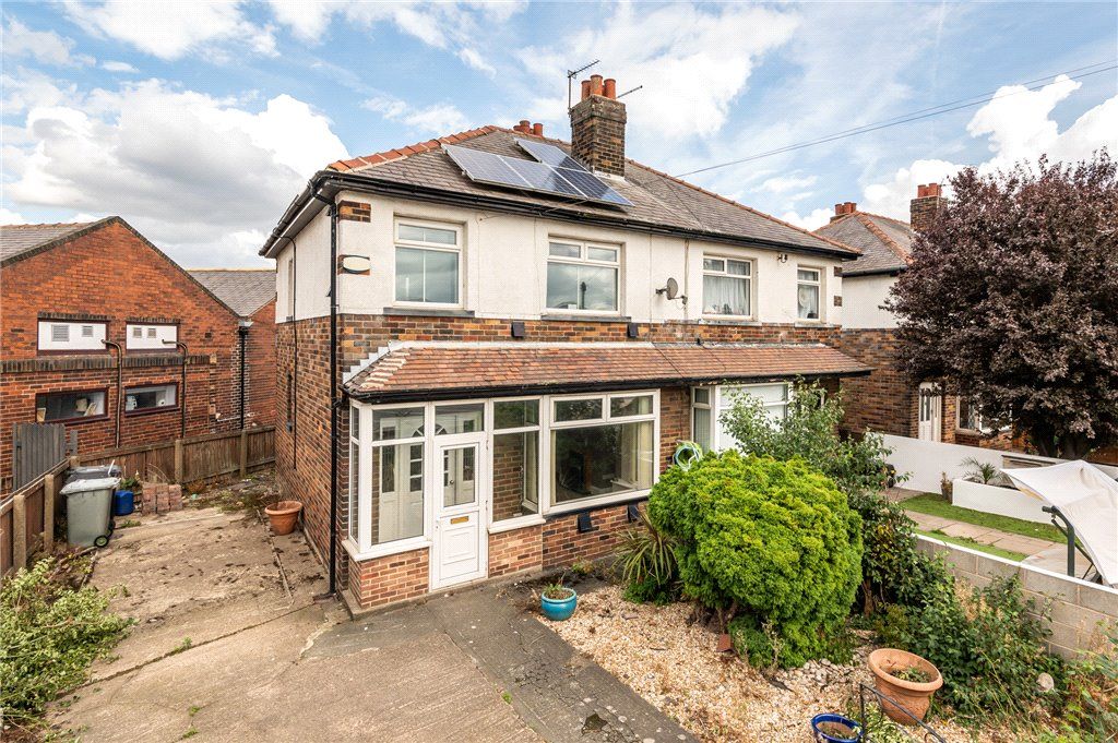 3 bed semidetached house for sale in Tingley Common, Morley, Leeds