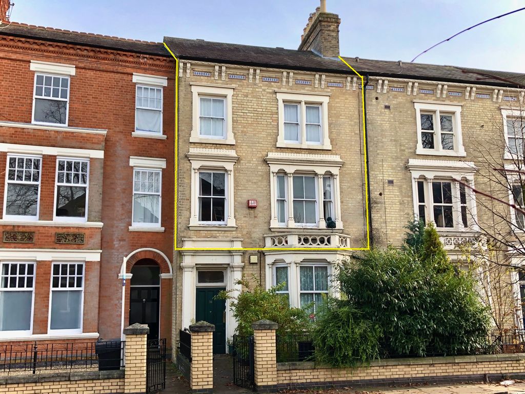 3 bed flat to rent in Fosse Road Central, West End, Leicester LE3, £