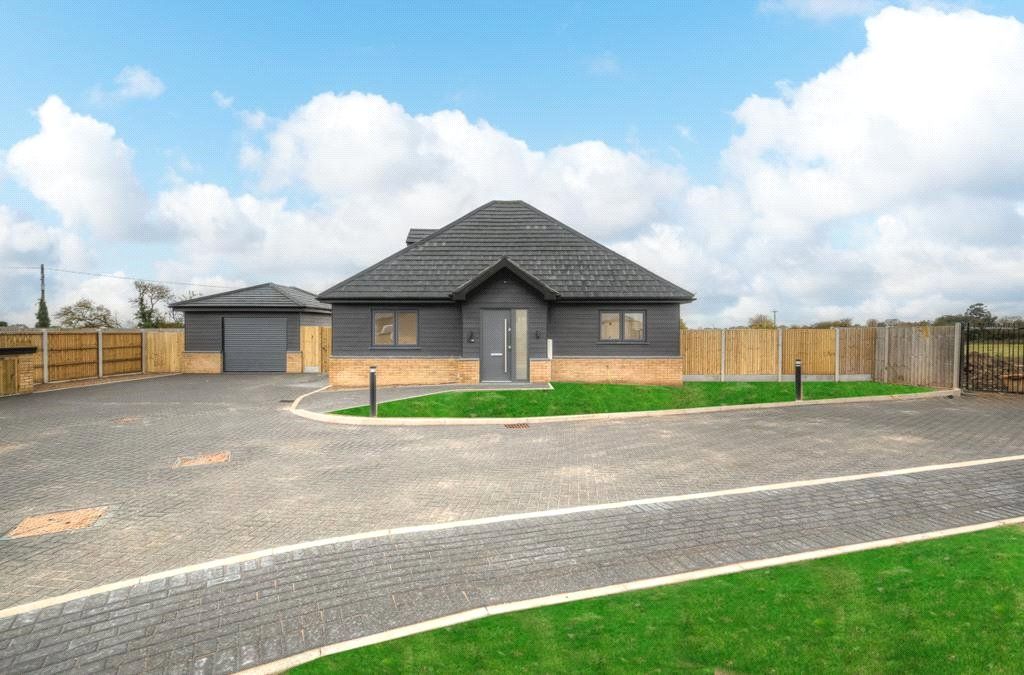 New home, 3 bed bungalow for sale in Greyhound Grove, Upminster RM14, £