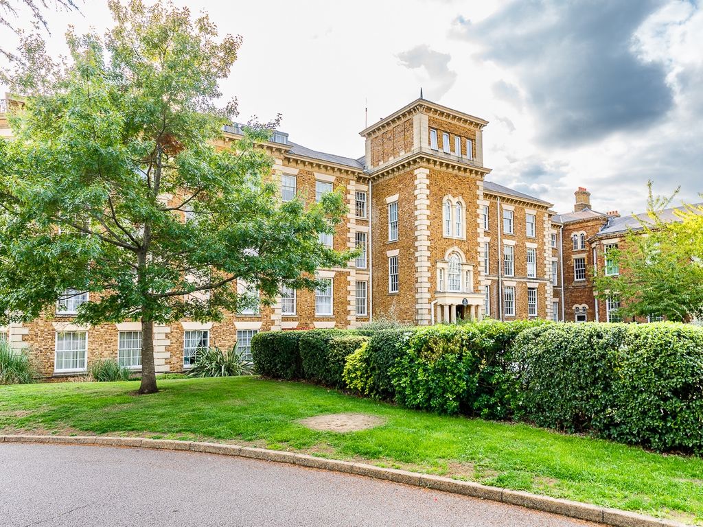 2 bed flat to rent in Princess Park Manor, Royal Drive, London N11 - Zoopla