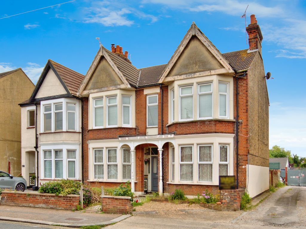 3 bed flat for sale in Bournemouth Park Road, SouthendOnSea, Essex