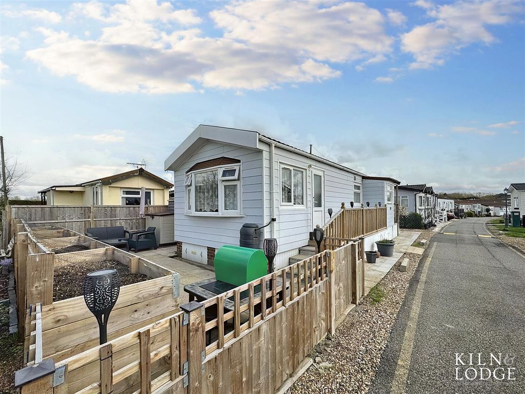 2 bed mobile/park home for sale in Royal Dunton Court, Lower Dunton