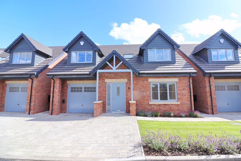 3 bed detached house for sale in Bridgewater View, Surrey Avenue, Leigh