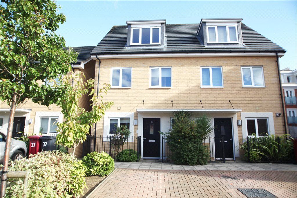 3 bed semidetached house to rent in St. Agnes Way, Reading, Berkshire