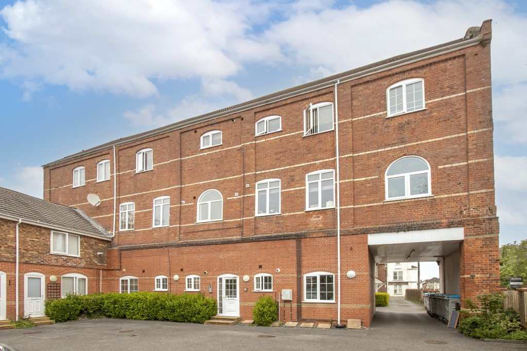 2 bed flat for sale in Palmerston Road, Bournemouth BH1, £