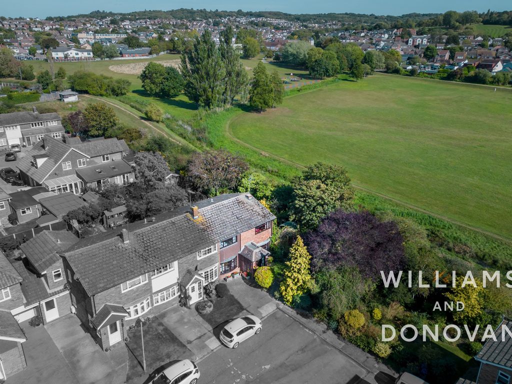 5 bed end terrace house for sale in Curlew Drive, Benfleet SS7, £