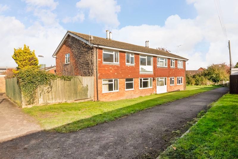 2 bed flat to rent in Castle Walk, Didcot OX11, £1,200 pcm Zoopla