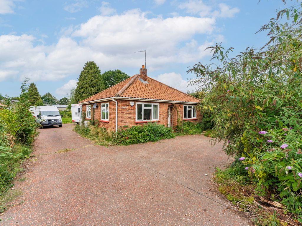 2 bed detached bungalow for sale in Holt Road, Horsford, Norwich NR10