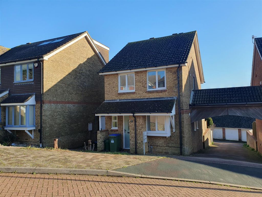 3 bed detached house to rent in Chartwell Close, Seaford BN25, £1,500