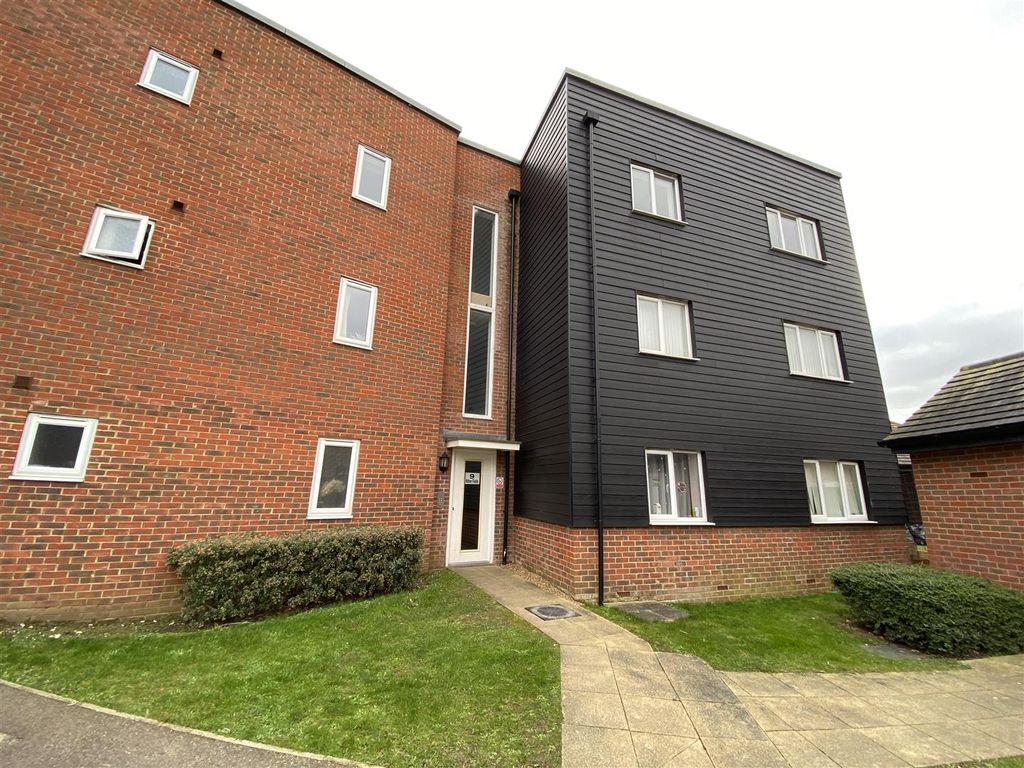 2 bed flat to rent in Field Court, Newton Abbot Road, Northfleet
