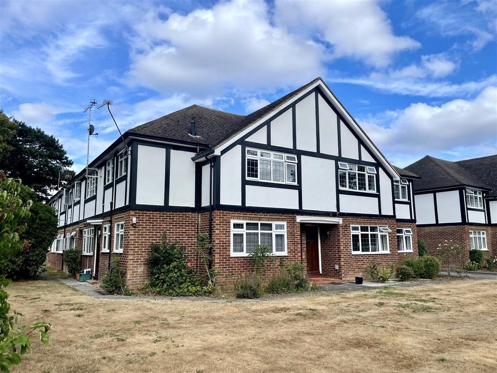 1 bed flat to rent in Woodlands Court, Bridge Road, Epsom, Surrey KT17