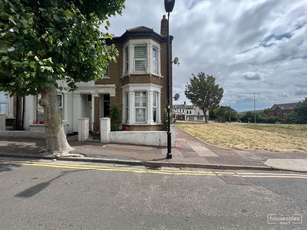 1 bed flat for sale in Old Southend Road, SouthendOnSea SS1, £125,000