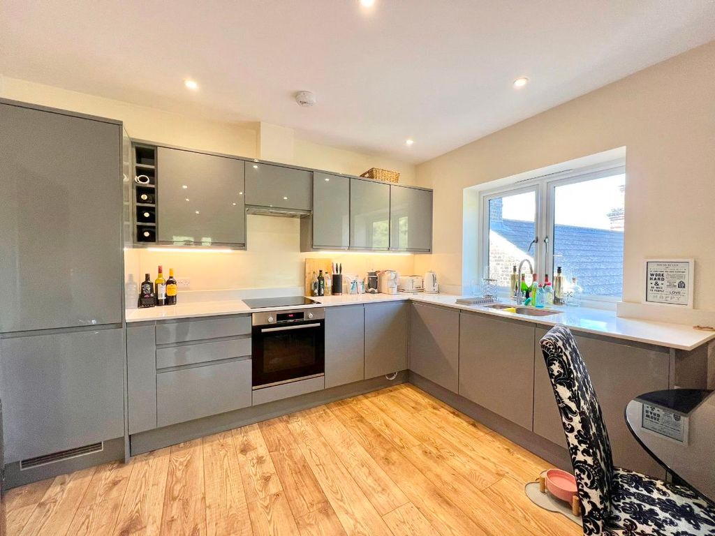 2 bed flat to rent in Birchwood Court, Godstone Road, Kenley CR8, £