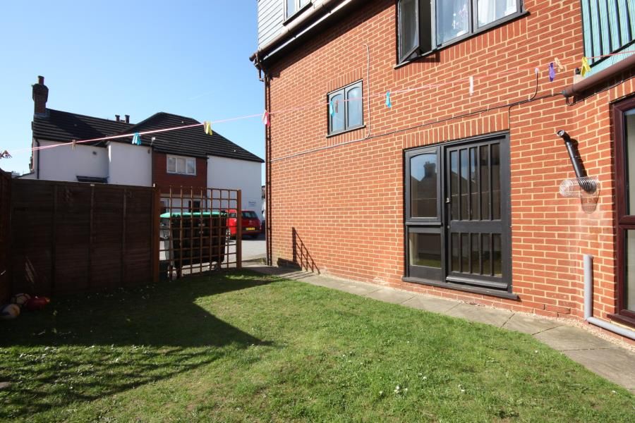 1 bed flat to rent in Bayliss Court, Guildford GU1, £1,200 pcm Zoopla
