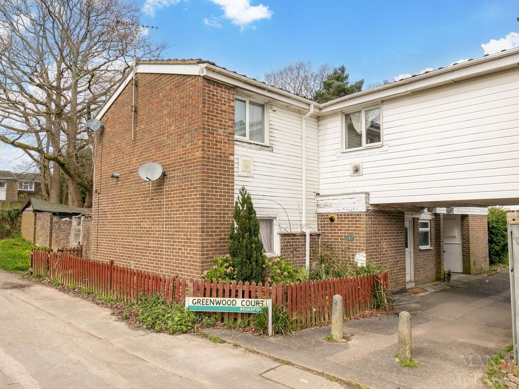 4 bed end terrace house for sale in b Close, Crawley RH11, £300,000