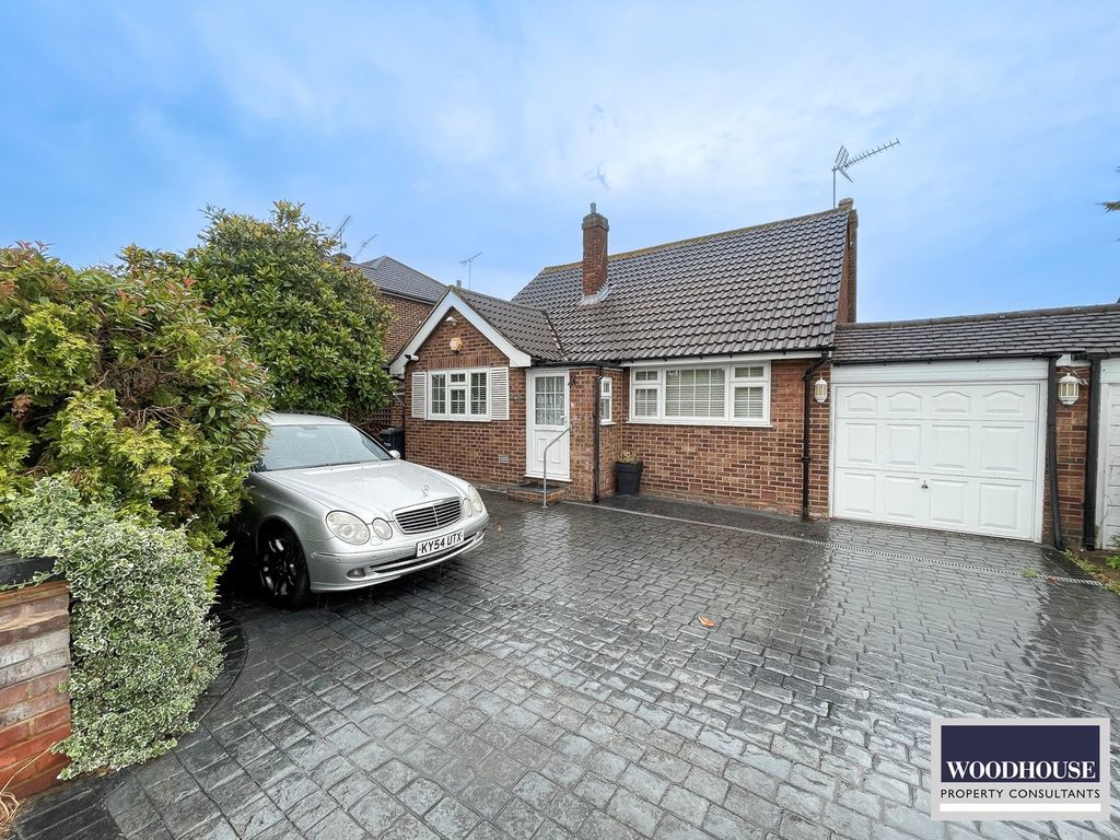 2 bed bungalow for sale in Rushleigh Avenue, Cheshunt, Waltham Cross EN8, £499,950 Zoopla