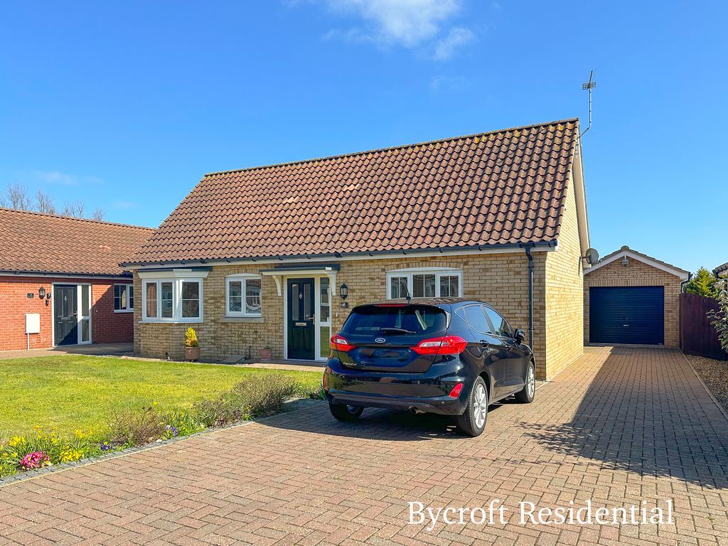 2 bed detached bungalow for sale in Broadland Close, Gorleston, Great