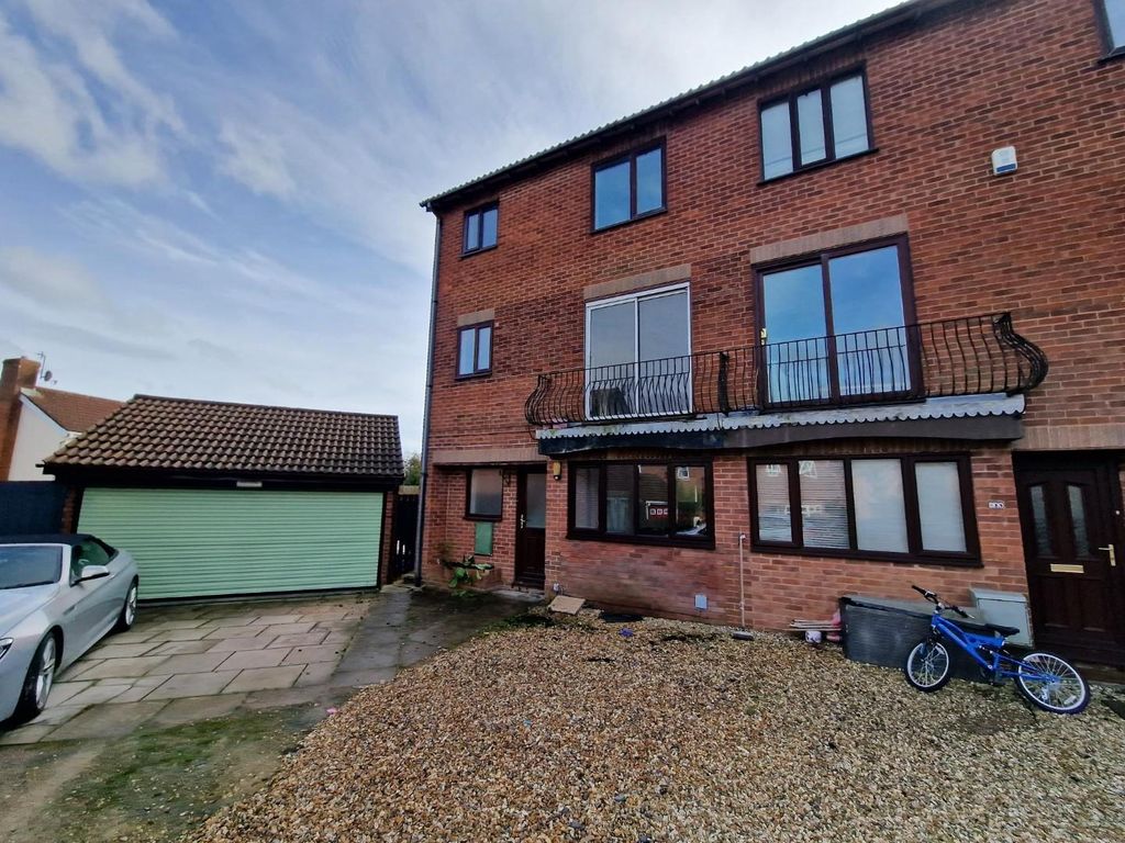 4 bed property to rent in Petrel Close, Penarth CF64, £1,600 pcm Zoopla