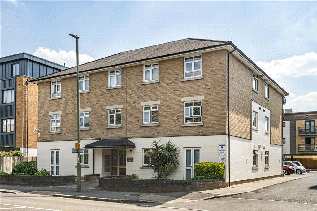 1 bed flat for sale in Kingston Road, StainesUponThames, Surrey TW18