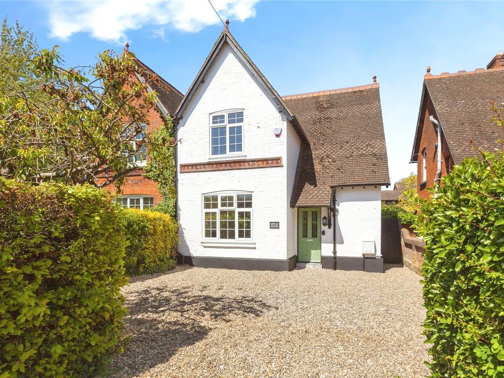 3 bed semidetached house for sale in Switchback Road South, Maidenhead