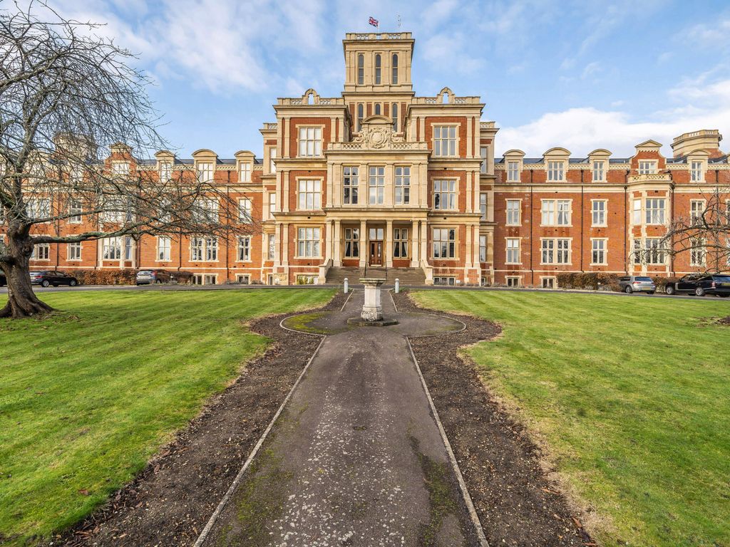 1 bed flat for sale in Royal Earlswood Park, Redhill, Surrey RH1, £