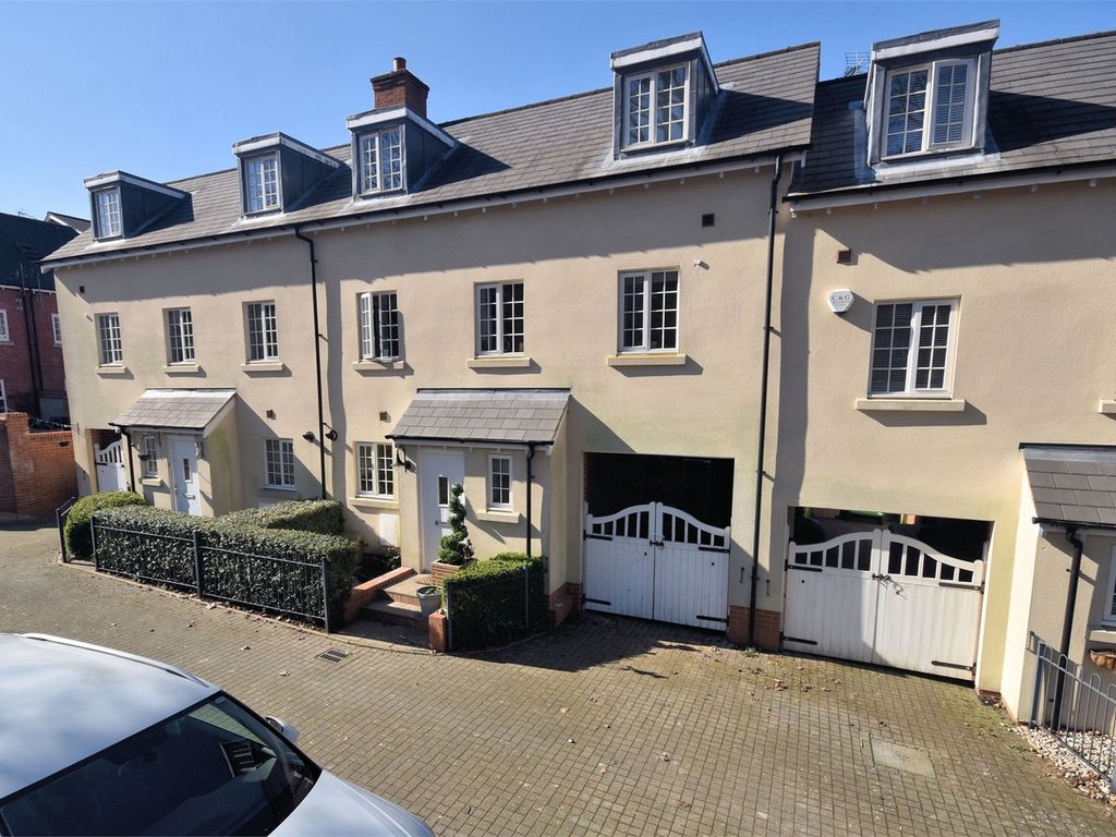 3 bed terraced house for sale in Ogilvie Close, Wendover